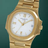 PATEK PHILIPPE, NAUTILUS REF. 3800/1, A FINE GOLD AUTOMATIC WRISTWATCH WITH BRACELET - photo 2