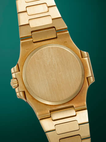 PATEK PHILIPPE, NAUTILUS REF. 3800/1, A FINE GOLD AUTOMATIC WRISTWATCH WITH BRACELET - photo 3