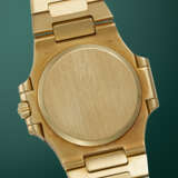 PATEK PHILIPPE, NAUTILUS REF. 3800/1, A FINE GOLD AUTOMATIC WRISTWATCH WITH BRACELET - photo 3