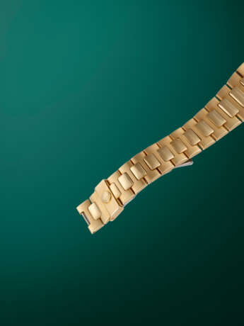 PATEK PHILIPPE, NAUTILUS REF. 3800/1, A FINE GOLD AUTOMATIC WRISTWATCH WITH BRACELET - photo 5