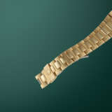 PATEK PHILIPPE, NAUTILUS REF. 3800/1, A FINE GOLD AUTOMATIC WRISTWATCH WITH BRACELET - photo 5