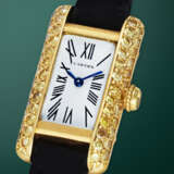 CARTIER TANK, A RARE AND ATTRACTIVE GOLD AND YELLOW SAPPHIRE-SET MANUAL WINDING WRISTWATCH - Foto 2