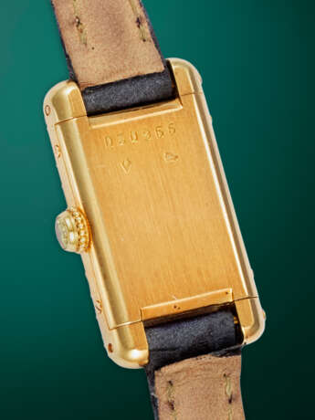 CARTIER TANK, A RARE AND ATTRACTIVE GOLD AND YELLOW SAPPHIRE-SET MANUAL WINDING WRISTWATCH - Foto 3