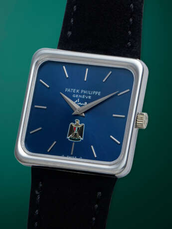 PATEK PHILIPPE, REF. 4222, A FINE GOLD MANUAL-WINDING WRISTWATCH WITH IRAQI COAT OF ARMS - photo 2