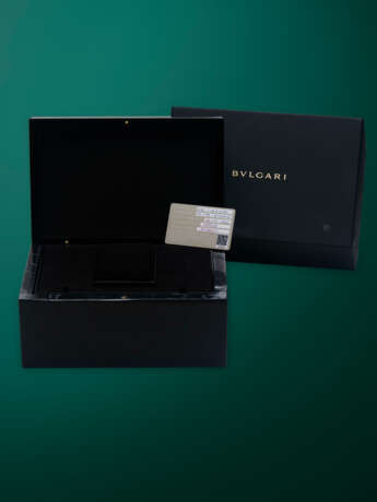 BULGARI, OCTO FINISSIMO REF. 103023, AN UWORN LIMITED EDITION SLIM TITANIUM AUTOMATIC WRISTWATCH WITH EASTERN ARABIC NUMERALS - Foto 2