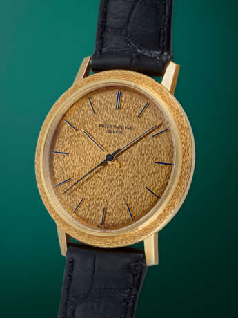 PATEK PHILIPPE, REF. 3569, AN ATTRACTIVE 18k GOLD AUTOMATIC WRISTWATCH WITH A MATCHING TEXTURED BEZEL AND DIAL - photo 2