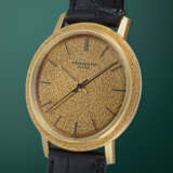 PATEK PHILIPPE, REF. 3569, AN ATTRACTIVE 18k GOLD AUTOMATIC WRISTWATCH WITH A MATCHING TEXTURED BEZEL AND DIAL - photo 2