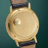 PATEK PHILIPPE, REF. 3569, AN ATTRACTIVE 18k GOLD AUTOMATIC WRISTWATCH WITH A MATCHING TEXTURED BEZEL AND DIAL - photo 3