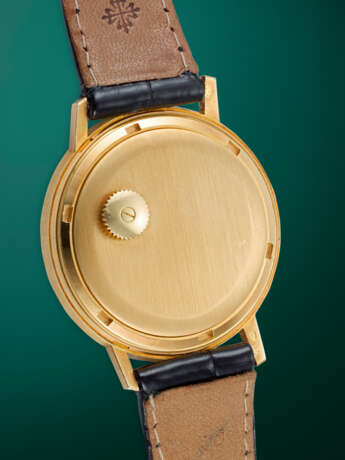 PATEK PHILIPPE, REF. 3569, AN ATTRACTIVE 18k GOLD AUTOMATIC WRISTWATCH WITH A MATCHING TEXTURED BEZEL AND DIAL - photo 3