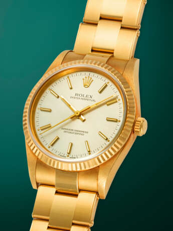 ROLEX, OYSTER PERPETUAL REF. 14238, A WELL-PRESERVED GOLD AUTOMATIC WRISTWATCH WITH BRACELET - Foto 2