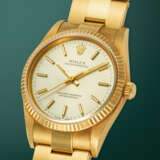 ROLEX, OYSTER PERPETUAL REF. 14238, A WELL-PRESERVED GOLD AUTOMATIC WRISTWATCH WITH BRACELET - Foto 2