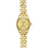 ROLEX, DATEJUST REF. 6917, A LADIES GOLD AUTOMATIC WRISTWATCH WITH BRACELET - Foto 1