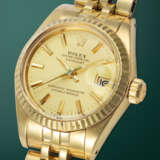 ROLEX, DATEJUST REF. 6917, A LADIES GOLD AUTOMATIC WRISTWATCH WITH BRACELET - Foto 2