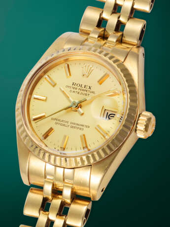 ROLEX, DATEJUST REF. 6917, A LADIES GOLD AUTOMATIC WRISTWATCH WITH BRACELET - Foto 2