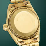 ROLEX, DATEJUST REF. 6917, A LADIES GOLD AUTOMATIC WRISTWATCH WITH BRACELET - Foto 3