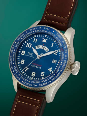 IWC, TIMEZONER PILOT’S WATCH TIMEZONER “LE PETIT PRINCE” REF. IW395503, A STEEL LIMITED EDITION AUTOMATIC WORLD TIME WRISTWATCH - Foto 2