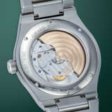 GIRARD-PERREGAUX, LAUREATO REF. 81005, A FINE STAINLESS STEEL AUTOMATIC WRISTWATCH WITH BRACELET - photo 3