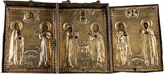 A SMALL TRIPTYCH SHOWING PATRON SAINTS WITH SILVER-GILT OKLADS - Foto 1