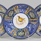 Drei große Teller mit Vogeldekor - фото 1