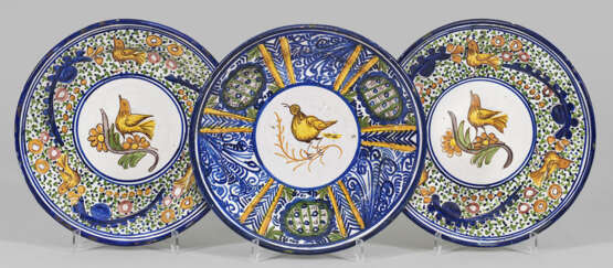 Drei große Teller mit Vogeldekor - фото 1