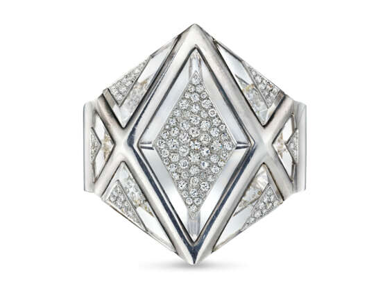 AN ICONIC SUZANNE BELPERRON ROCK CRYSTAL AND DIAMOND `FACETT&#201;` CUFF BRACELET - Foto 3