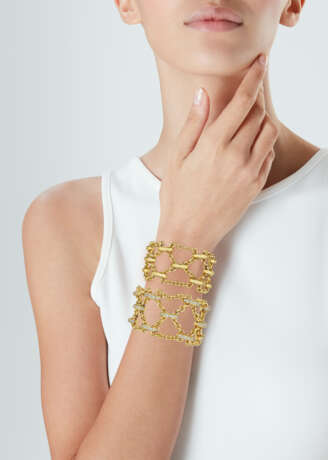 VAN CLEEF & ARPELS PAIR OF DIAMOND AND GOLD CHAIN BRACELETS - Foto 2