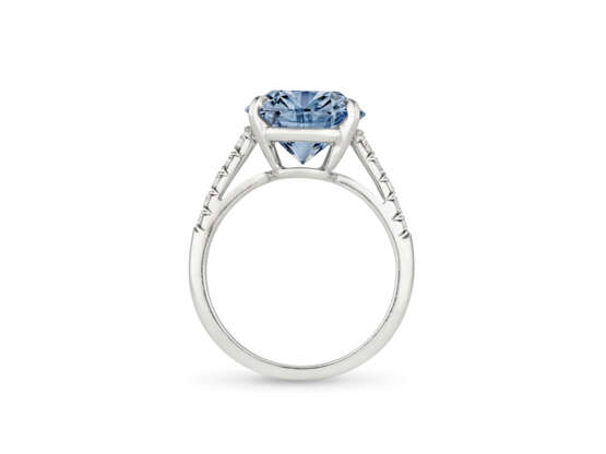 AN EXCEPTIONAL COLORED DIAMOND AND DIAMOND RING - Foto 7