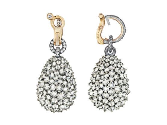 A SUPERB PAIR OF JAR DIAMOND EARRINGS - Foto 3