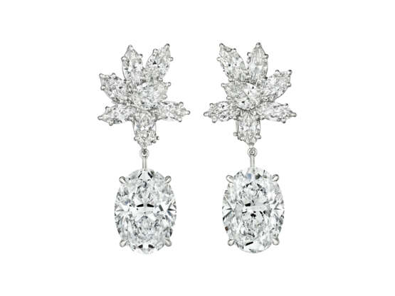 AN IMPRESSIVE PAIR OF HARRY WINSTON DIAMOND CLUSTER EARRINGS WITH UNSIGNED DIAMOND PENDANTS - фото 1