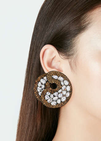 AN IMPRESSIVE PAIR OF JAR DIAMOND AND COLORED DIAMOND EARRINGS - Foto 2