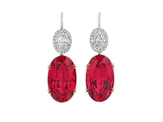 AN EXCEPTIONAL PAIR OF HARRY WINSTON SPINEL AND DIAMOND EARRINGS - photo 1