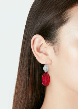 AN EXCEPTIONAL PAIR OF HARRY WINSTON SPINEL AND DIAMOND EARRINGS - photo 2