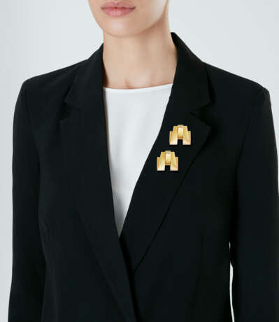 RAYMOND TEMPLIER ART MODERNE TWO PAIRS OF CLIP-BROOCHES WITH COMBINATION CUFF BRACELET - photo 3