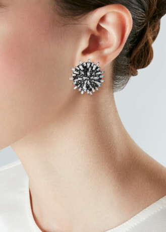 AN EXQUISITE PAIR OF JAR DIAMOND AND COLORED DIAMOND `HEDGEHOG` EARRINGS - photo 2