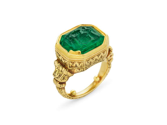 ANTIQUE EMERALD INTAGLIO AND GOLD RING - фото 1