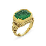 ANTIQUE EMERALD INTAGLIO AND GOLD RING - фото 1