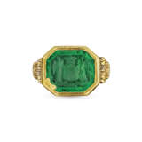 ANTIQUE EMERALD INTAGLIO AND GOLD RING - фото 3