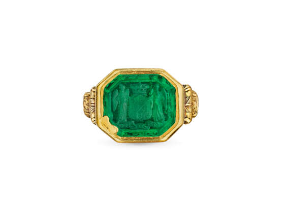 ANTIQUE EMERALD INTAGLIO AND GOLD RING - фото 3