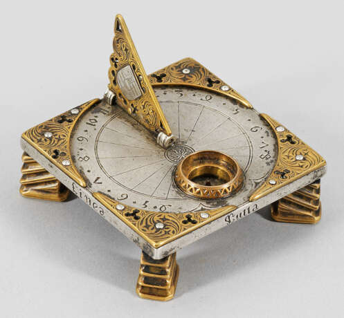 Museale Horizontalsonnenuhr mit Kompass - Foto 1