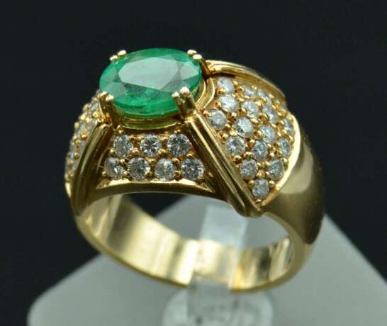 Yellow gold ring with 48 diamonds and 1 natural emerald Gold Other style 21th century - photo 1