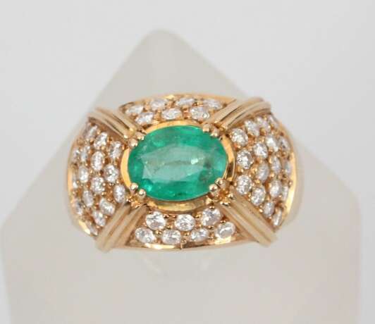 Yellow gold ring with 48 diamonds and 1 natural emerald Gold Other style 21th century - photo 6