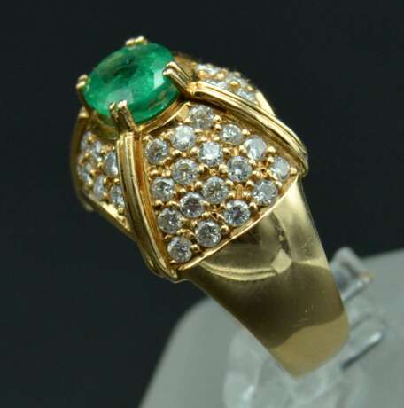 Yellow gold ring with 48 diamonds and 1 natural emerald Gold Other style 21th century - photo 7