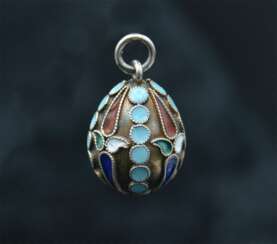 Pendentif oeuf de style Faberg&eacute; 