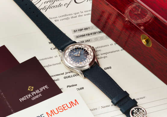 PATEK PHILIPPE. AN ATTRACTIVE PLATINUM AUTOMATIC WORLD TIME WRISTWATCH - photo 3