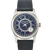 PATEK PHILIPPE. AN ATTRACTIVE AND ELEGANT 18K WHITE GOLD AUTOMATIC WRISTWATCH WITH DATE AND BLUE DIAL - фото 1