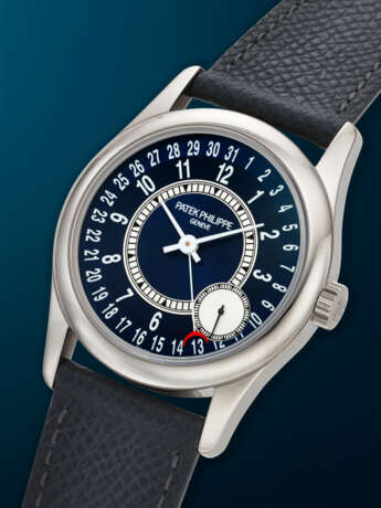 PATEK PHILIPPE. AN ATTRACTIVE AND ELEGANT 18K WHITE GOLD AUTOMATIC WRISTWATCH WITH DATE AND BLUE DIAL - фото 2