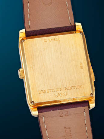 AUDEMARS PIGUET. A RARE AND ELEGANT 18K GOLD RECTANGULAR MINUTE REPEATING JUMP HOUR WRISTWATCH - Foto 4