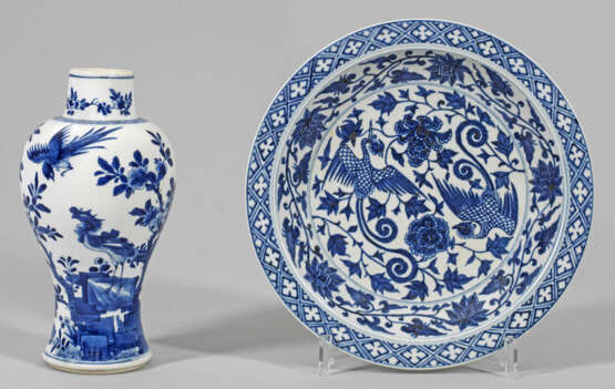 Blauweiß-Vase und Teller mit Phönixdekor - Foto 1