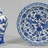 Blauweiß-Vase und Teller mit Phönixdekor - Foto 1