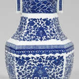 Hexagonale Blauweiß-Vase in Hu-Form - фото 1